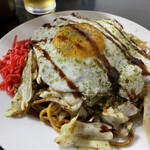 峰 - 焼きそばデラックス650円。