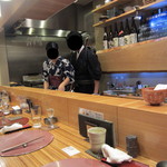 さとう - カウンター8席のみ。