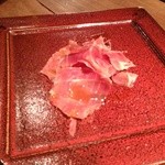 ワインちゃん 瓦・町・路・地 - 生ハムを切り分けて