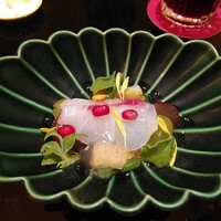 祇園おくむら - 鯛のサラダ：下に巨峰とシャインマスカット・上にざくろ