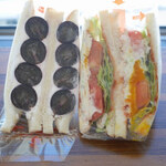 サンドイッチ カフェ 奄美 - 「巨峰サンド」と「ピリ辛サンド」