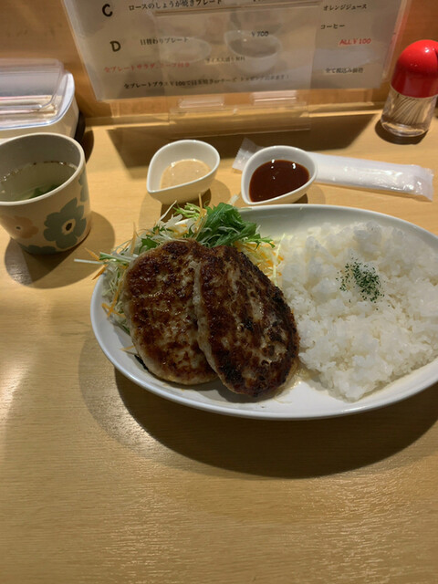 ¥500バーグ食堂の料理の写真