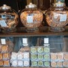 Yanaka Sembei Shin Sendou - お店の左側に並んでいるお煎餅からチョイス