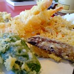 Tempura Ya - 横から呷ってみてパチリ。