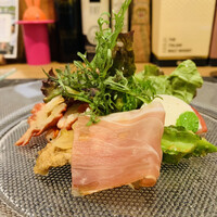 Ristorante 美郷 - ② カプレーゼ、四角豆+胡桃のペースト、スモーク生ハム、仔牛肉のカツレツ+玉葱のピクルス、イバラ蟹+トマト+ビネグレットソース