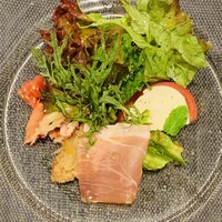Ristorante 美郷 - ② カプレーゼ、四角豆+胡桃のペースト、スモーク生ハム、仔牛肉のカツレツ+玉葱のピクルス、イバラ蟹+トマト+ビネグレットソース