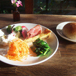 スパイスカフェ - ランチコース(2000円)の小さな前菜盛合せ