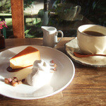 スパイスカフェ - ランチコース(2000円)のカスタードプリンと栗のムース(+200円で2種類にしてもらいました)と紅茶