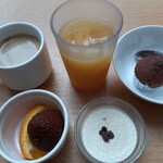 西鉄リゾートイン那覇 - オレンジ、ライチ、ミニチョコケーキ、コーヒー、オレンジジュースほか