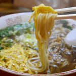 焼鳥屋 てっちゃん - 「けいはんラーメン:700円」麺箸上げ