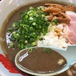 Ra-Men Yamaokaya - ではいただきます。    いざ！
                        
                        
                        おぉ！？かなり強い煮干しの味  が魚臭いとかは無い。
                        甘味も感じて美味い。
                        
                        なんと言っても苦くない！！！
                        
                        変なザラつきも無いし。
                        
                        コレは美味いかも。
                        
                        