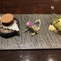 YAKITORI 燃 es - （前菜盛り合わせ ）炭のグリッシーニ 、スモークチキンのビスケット、七谷赤地鶏のブータンノワール