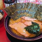 家系ラーメン たつ家 - 「らーめん（中盛）￥780」、 トッピングで「チャーシュー増し（2枚）\100+のり￥100+チャーシュー丼（並）￥150」