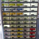 家系ラーメン たつ家 - 店内入口にある券売機