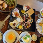 旬遊和食 おか野 - 期間限定メニュー！12月20日まで。¥2200。真ん中の盛り合わせ皿に、天ぷら、お刺身、鍋、デザートと盛り沢山（≧∇≦）