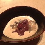 蓮 - 塩わらび餅、黄粉のソースと小豆を添えて