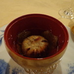 トゥ・ラ・ジョア - 一生忘れられない料理その４．トリュフ風味の栗きんとん（１１月：絶品）利平栗を粉にして黒トリュフを練り込んだ茶巾絞りを作り、トリュフを煮込んだ野菜コンソメスープをかけて、仕上げにトリュフスライス！