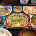 Werubii Maike - 左上からシャケ塩焼、沢庵に梅干し、マカロニサラダ。左下から明太子に小松菜の浸し、ワカサギ天ぷら、シウマイ、春雨の中華風。