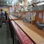 赤酢 謹賀 - 店内（長い立ち食いカウンター）