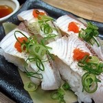 季節料理 藤原 - カンパチの炙りの握り！