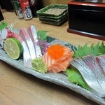 季節料理 藤原 - お造り盛り合わせ
      タイ・たこ・かんぱち・サーモン・シマアジ