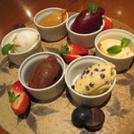 ラ・ブーシェリー・デュ・ブッパ - アイスクリームとソルベ盛合せ:ラムレーズン、バローナのチョコレート、アプリコット＆ヨーグルト、塩キャラメル、カシス＆ブラッドオレンジ、バニラ