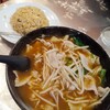 香港屋 - 豚肉入りカレー刀削麺と少チャーハンのセット