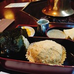 甘味 おかめ - 甘辛弁当　茶飯のおむすびとおはぎ（きなこ）あっぷ　もちろんおはぎにはあんこ入り