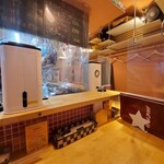 7FUKU - このL字カウンターは「つか本」さんを彷彿させます！