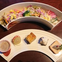アシェット・ド・マコ - サラダ、しいたけポタージュ、サラミとシャインマスカットの白和え、さつまいもキッシュ、かにみそ豆腐のわさび合え、ししゃもペースト
