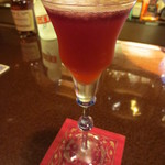 バー クラスター - アメリカン・ビューティー。薔薇の名前の古いスタイルのカクテル