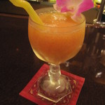バー クラスター - カウンターに盛ってあった「すもも」を使ってのフローズンカクテル。ジンベース