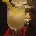 バー クラスター - カウンターに盛ってあった「ラフランス」使ったカクテル。ラムベースでライチの香りのリタ入り。ラフランスそのものを一口添えて