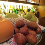 バー クラスター - とある日のカウンターに盛られた果実。栗にテンションアップ↑