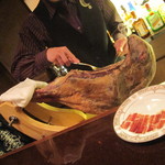 バー クラスター - 超熟成生ハムは、マスターが食して店に置きたいと思った、2年半熟成のハモンセラーノ(スペイン)