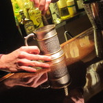 バー クラスター - 初対面の一杯、おまかせで。錫のジョッキでモスコミュール！良いバーの条件にピタリ