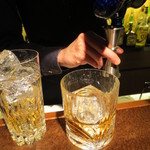 バー クラスター - 数杯いただいてたらボトル、カラに