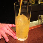 バー クラスター - 棚から好きなロンググラスを選んで。フレッシュオレンジでいただいたのは→