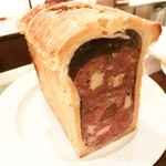 deco - 数種類のジビエとフォアグラのテリーヌのパイ包み（カット前）