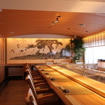 Niigata Nihombashi - カウンターの前にある寿司ネタが圧巻です！板前さんが丁寧に出してくれます。