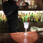 バー クラスター - 隣の席の方が飲まれていたものと同じマティーニをオーダー