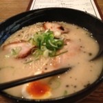 Ramen Ichi Yoshi - 塩ラーメン、レンゲは最初からこの状態