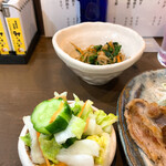 家庭料理居酒屋 よってって - 漬物も大盛