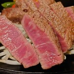 近江牛毛利志満 - ミディアムレアな焼き加減の断面　白いのはサシなのだろう