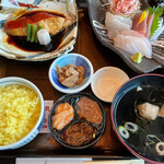 網元料理 徳造丸 - 金目鯛煮魚と刺身膳 2310円。