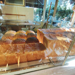 カタネベーカリー - 食パンも美味しそー