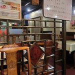 郷味屋　刀削麺 - <'12/11/26撮影>店内のテーブル席の風景です