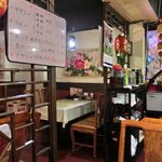 郷味屋　刀削麺 - <'12/11/26撮影>店内のテーブル席の風景です