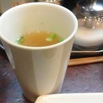 蘭 - 味噌汁は長いコップで提供。