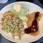 味恵 - 【コンビ定食Ｂ 500円】メインプレート(野菜炒め玉子入りとチキンカツ)